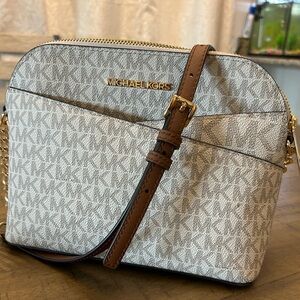 Michael Kors brand crossbody bag used in good condition, like new in white color